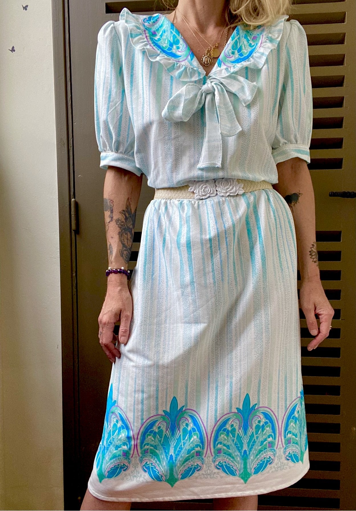 Adorable robe des années 70 col lavallière manches courtes bouffantes