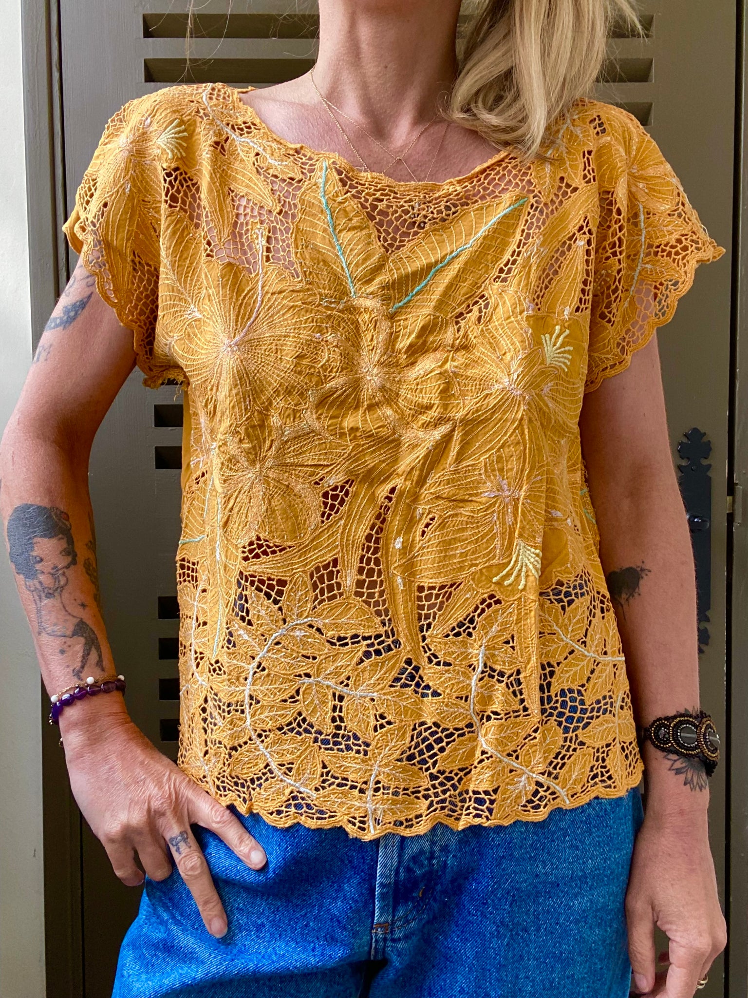 Magnifique blouse en viscose des années 90 avec broderies ajourées